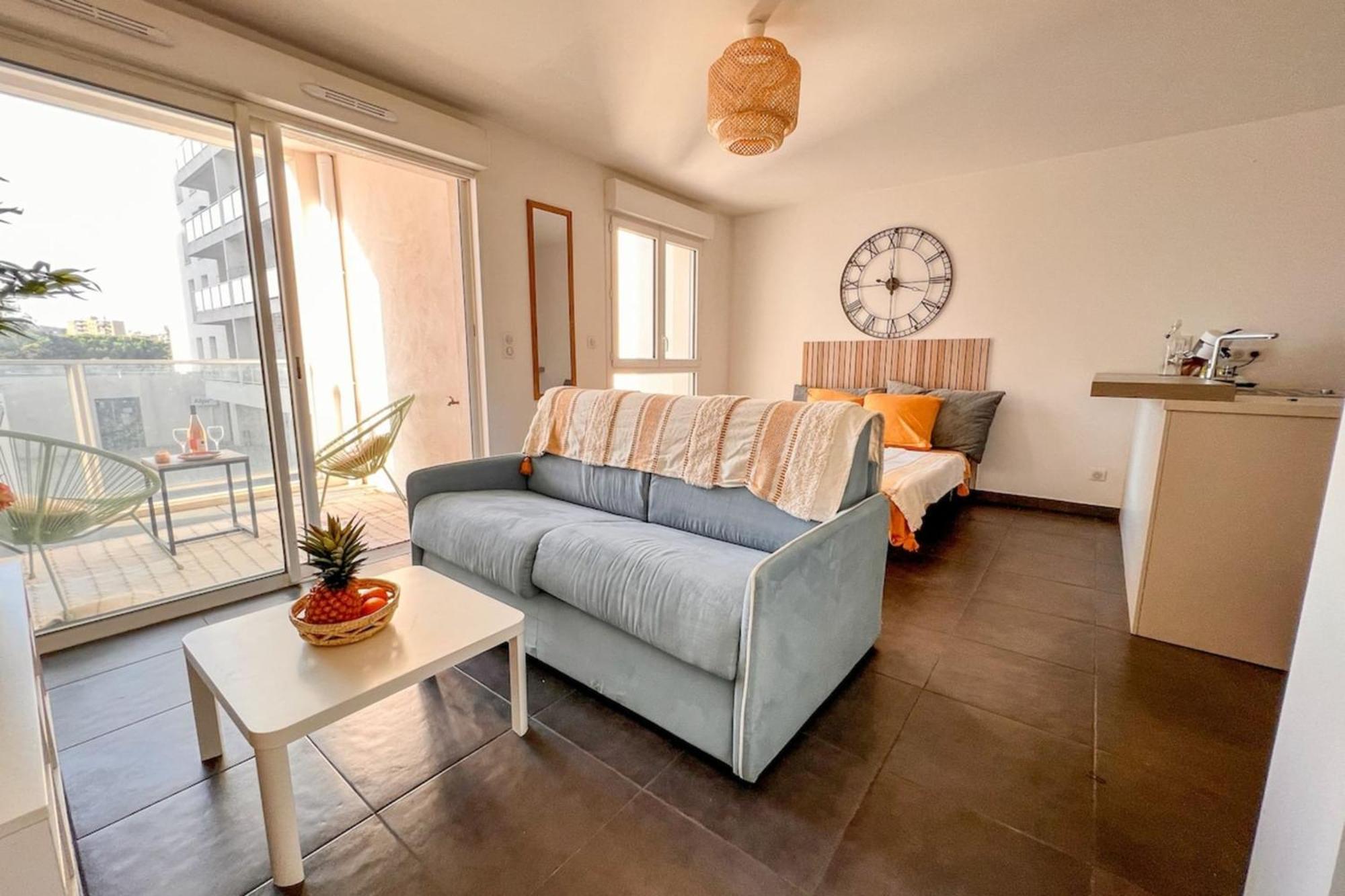 Gina - Modern Luminous Balcony - By Tgb Apartment